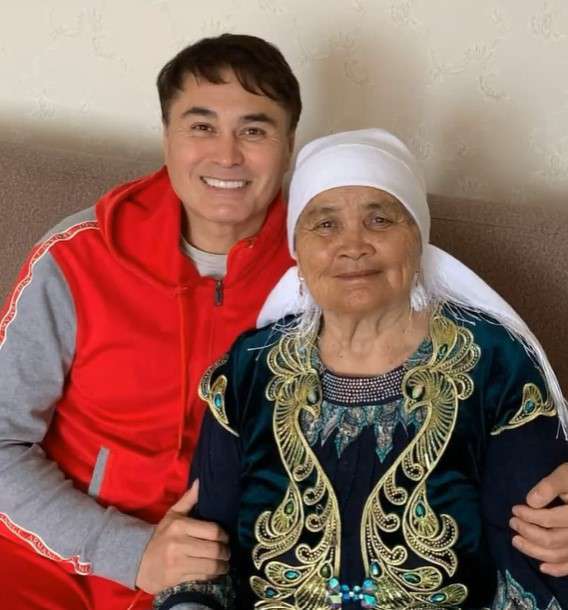 Арман Давлетяров с матерью