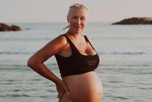 Беременная Рагозина полностью обнажилась на пляже