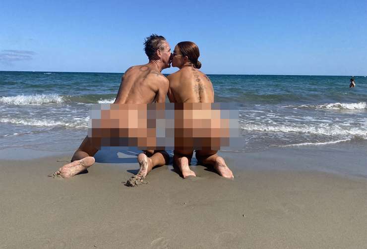 Актер вместе со своей избранницей показали себя абсолютно голыми Актер вместе со своей избранницей показали себя абсолютно голыми