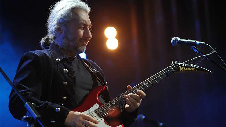 «Я считаю, что люди не делятся на национальности, религии, партии... Они делятся на настоящих и не очень, а те, которые «не очень», наверное, делятся на все эти и другие категории…» «Я считаю, что люди не делятся на национальности, религии, партии... Они делятся на настоящих и не очень, а те, которые «не очень», наверное, делятся на все эти и другие категории…»