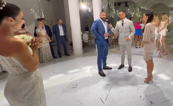 На этом кадре поклонники заметили изменения в фигуре невесты