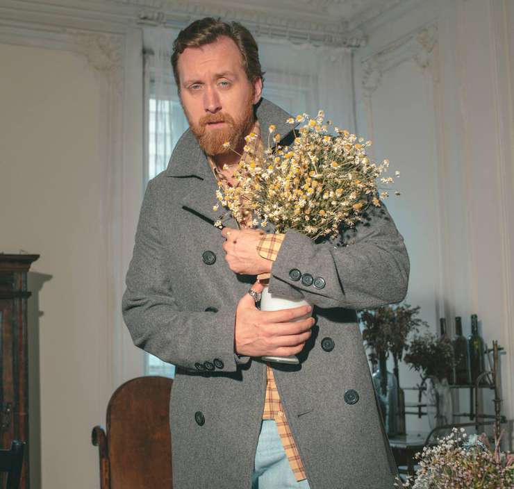 Актер признается, что у него десятки хобби, которые он иногда привносит в кино