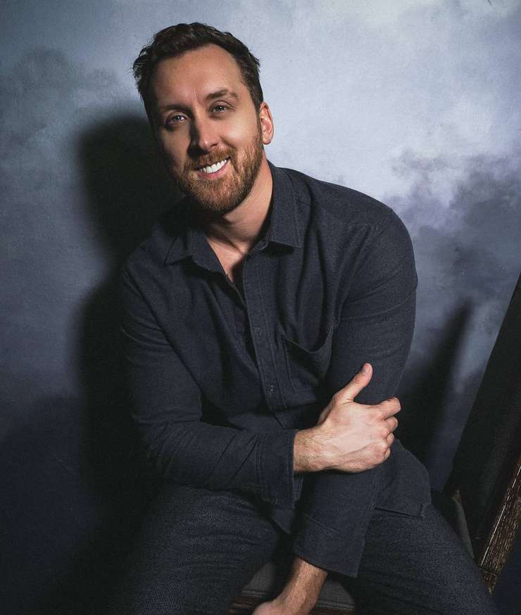 В 14 лет Данила уехал в США с баскетбольной командой, но позже решил посвятить себя актерству