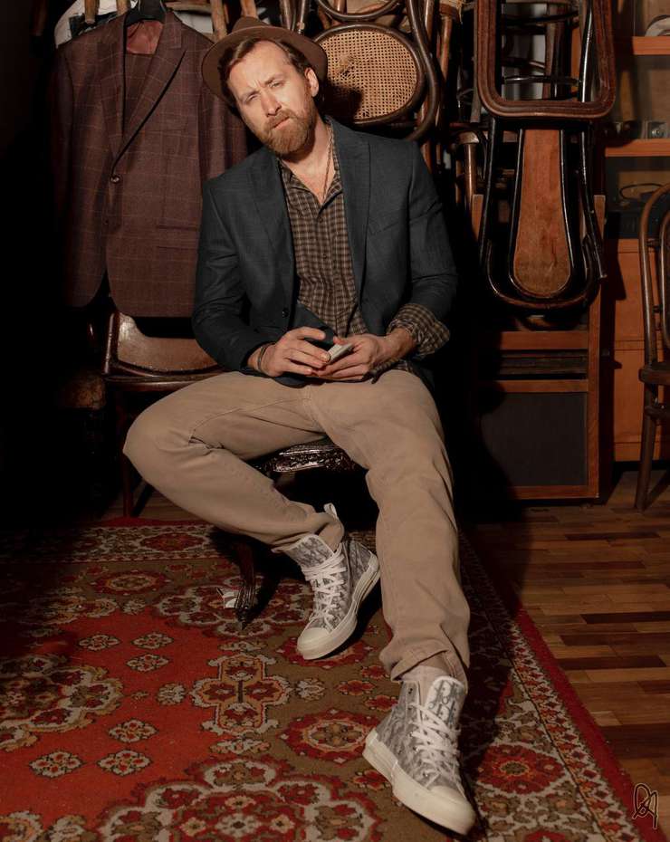 А еще Якушев показывает фокусы, делает мебель и катается на мотоцикле