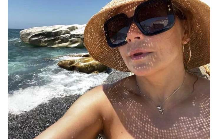 Пегова отдыхает душой и телом на морском берегу