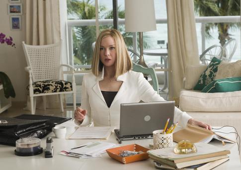 Сидя, стоя или лежа: как работать из дома без вреда для спины