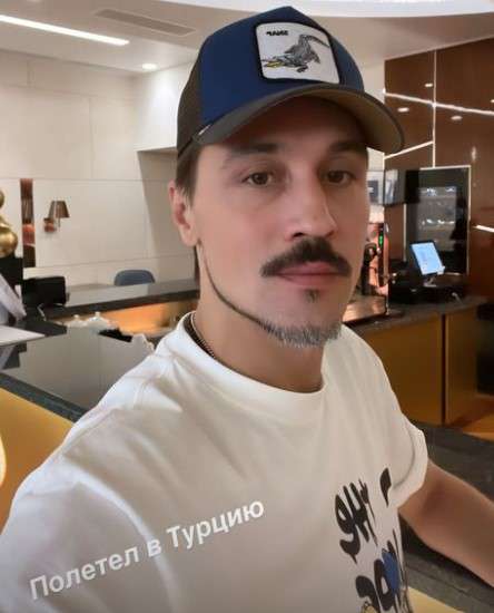 Певец улетел в Турцию Певец улетел в Турцию