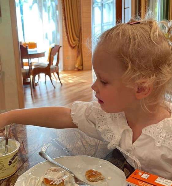 Маленькая Миа отмечает свой второй день рождения