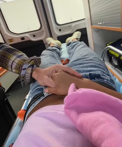 Звезда поехала в больницу прямиком из аэропорта