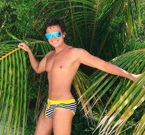 Поклонники певца удивились размеру его полового органа Поклонники певца удивились размеру его полового органа