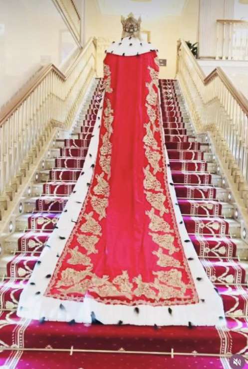 Шоумен заговорил о военкомате в королевском наряде