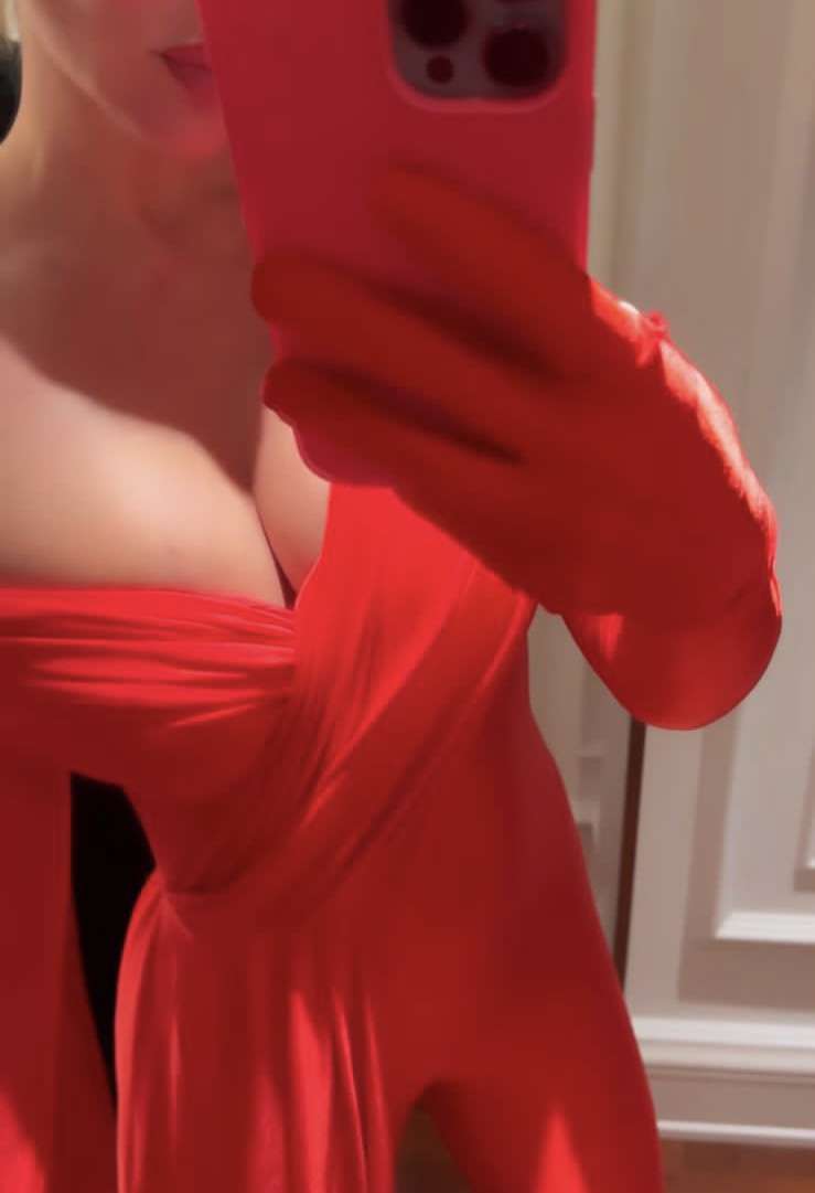 Певица продемонстрировала свои пышные формы