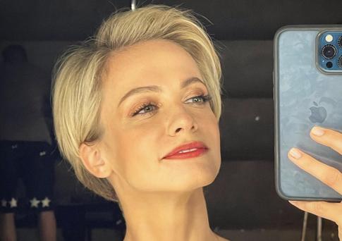 Полина Максимова без стеснения продемонстри­ровала грудь в сексуальном топе