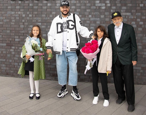 Кадры недели: Пугачева и Киркоров лично отвели детей в школы, похудевший Ефремов вернулся в Россию