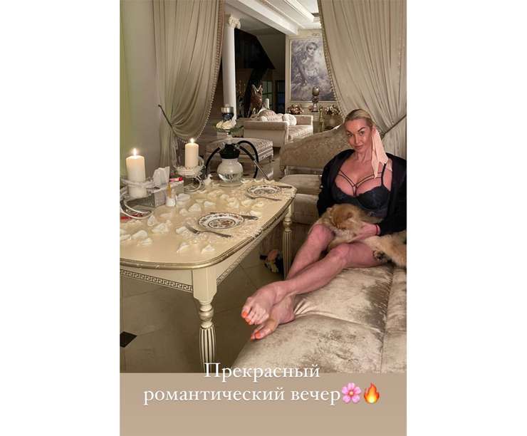 Балерина похвасталась своими прелестями Балерина похвасталась своими прелестями