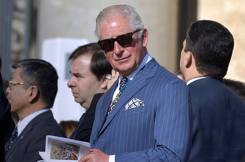 Беседы с кустами и личный эксперт по зубной пасте: стало известно о странностях короля Карла III