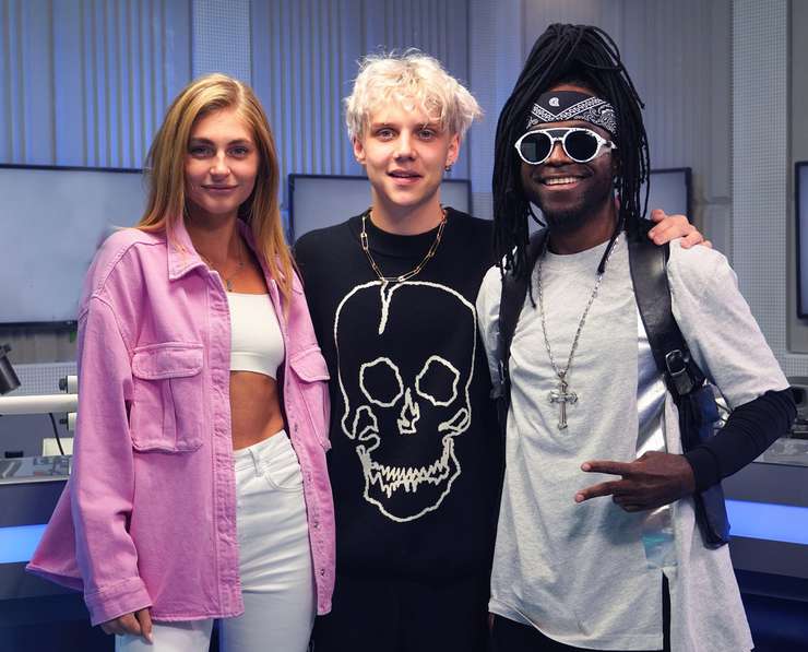 Ваня Дмитриенко с ведущими