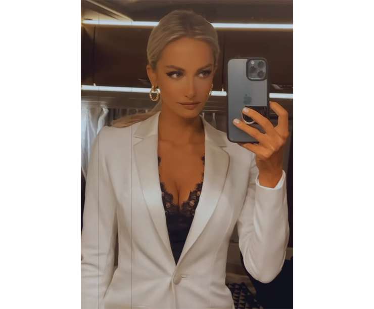 Актриса похвасталась роскошной грудью Актриса похвасталась роскошной грудью