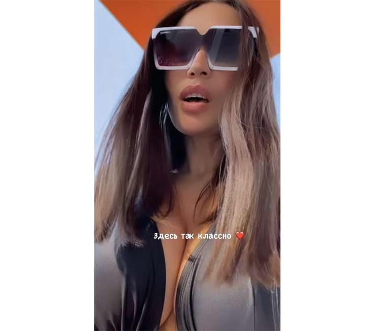 Телеведущая похвасталась своей пышной грудью Телеведущая похвасталась своей пышной грудью