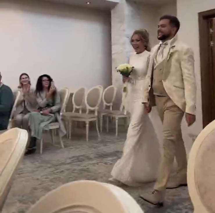 Пара расписалась в одном из столичных загсов Пара расписалась в одном из столичных загсов