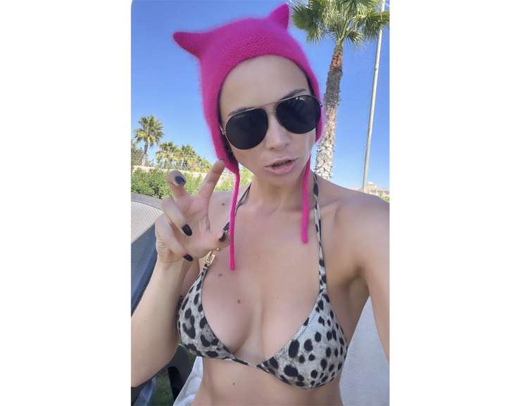 Актриса показала свой пышный бюст