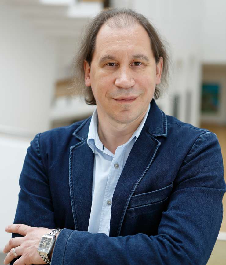 «В кино очень важно не переигрывать. Театральные работы часто ведут к активности, яркости, потому что это всегда непосредственно разговор со зрителем, а киноработа требует самоограничения» «В кино очень важно не переигрывать. Театральные работы часто ведут к активности, яркости, потому что это всегда непосредственно разговор со зрителем, а киноработа требует самоограничения»