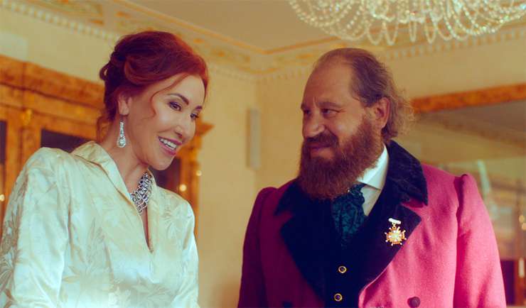 В трагикомедии «Лебединое озеро» актера привлек "калейдоскоп костюмов, яркий грим с бородой, превращения внешности" В трагикомедии «Лебединое озеро» актера привлек калейдоскоп костюмов, яркий грим с бородой, превращения внешности