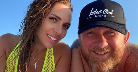 В лифте, на улице, в очереди: где звезды знакомились с супругами