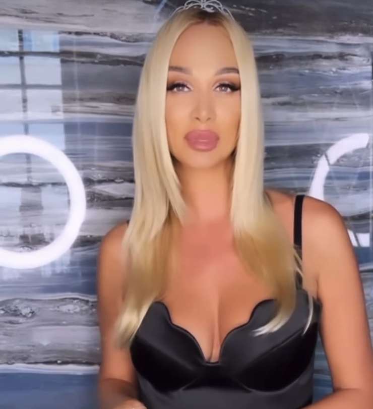 Общественность обратила внимание на декольте звезды