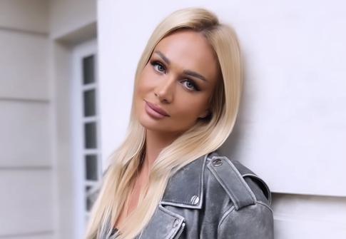 Виктория Лопырева показала вывалива­ющуюся из платья огромную грудь