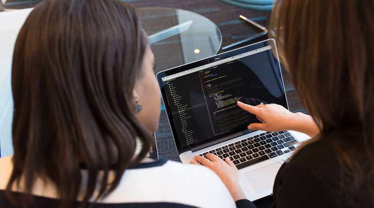 женщины оказывают неоценимую помощь