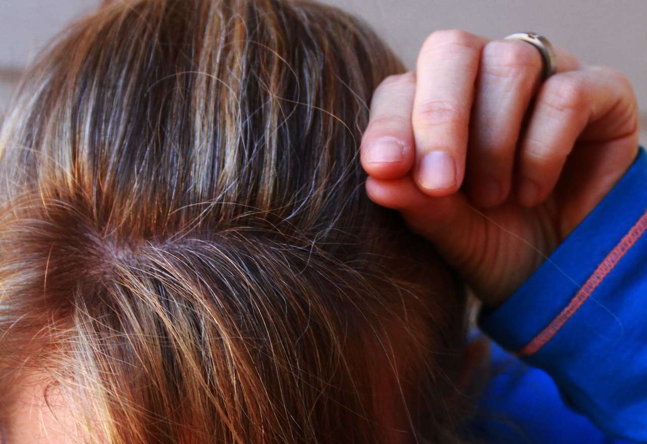 Почему нельзя выдергивать седые волосы: причины и последствия