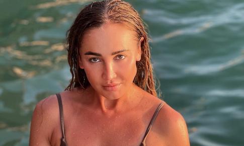 «Озабоченная тетка»: Бузова оттопырила «пятую точку», стоя на четвереньках в бассейне