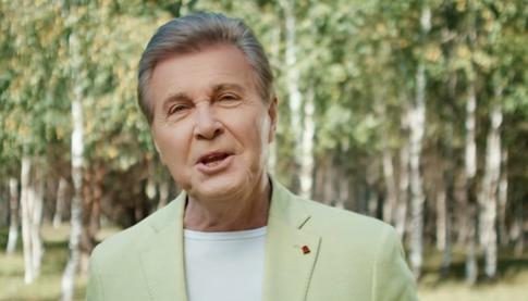 Заменили маму и папу: 5 знаменитостей, которых воспитывали не родители