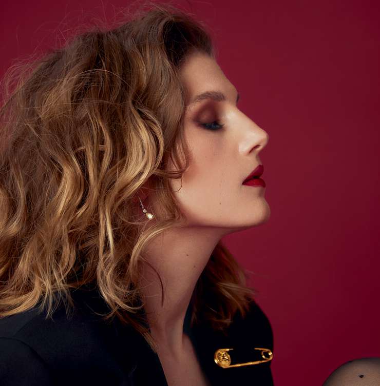 Жакет, Versace; боди, incanto; колготки, calzedonia; босоножки, Le silla; кольцо и серьги из коллекции Сlassic, все – Mercury Жакет, Versace; боди, incanto; колготки, calzedonia; босоножки, Le silla; кольцо и серьги из коллекции Сlassic, все – Mercury