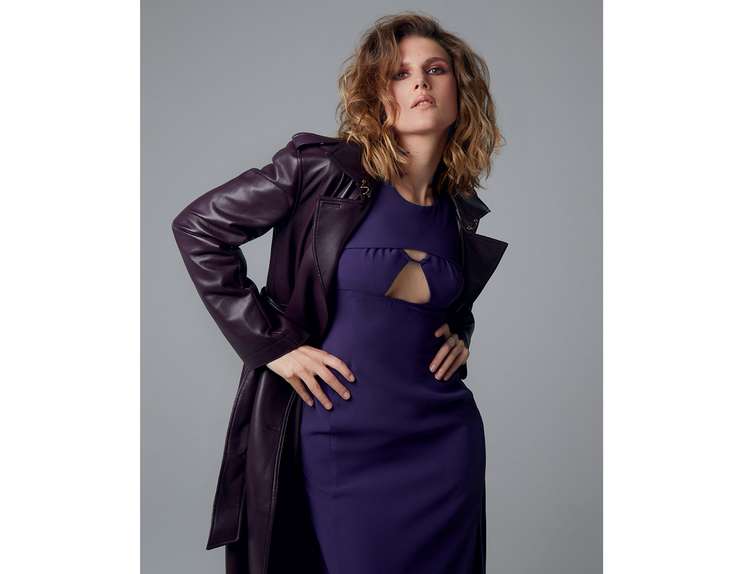 Кожаный плащ, Patrizia Pepe; платье, Yuliawave; кольцо из коллекции Miss Russia, серьги из коллекции Сlassic, все – Mercury Кожаный плащ, Patrizia Pepe; платье, Yuliawave; кольцо из коллекции Miss Russia, серьги из коллекции Сlassic, все – Mercury