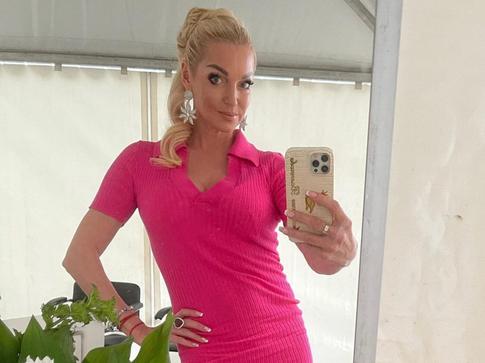 Волочкова выставила напоказ грудь, подчеркнув ее сексуальным бельем