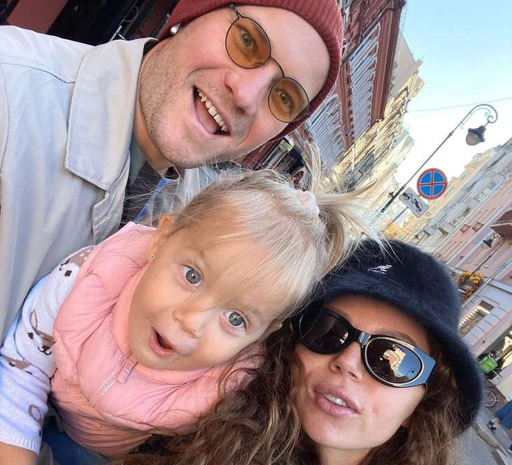 Актер с женой и дочкой