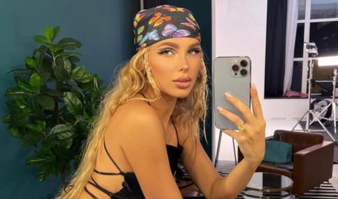 Певица Ханна показала округлившийся живот