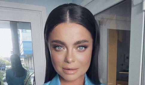 Наташа Королева оголила грудь на сцене Кремля