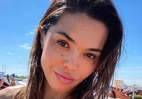 Топлес в подтяжках: экс-супруга юмориста Ветрова оголила огромную грудь в гримерке