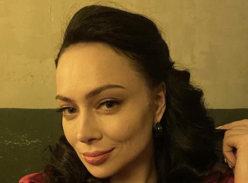 Самбурская показала впечатляющую грудь в леопардовом бикини