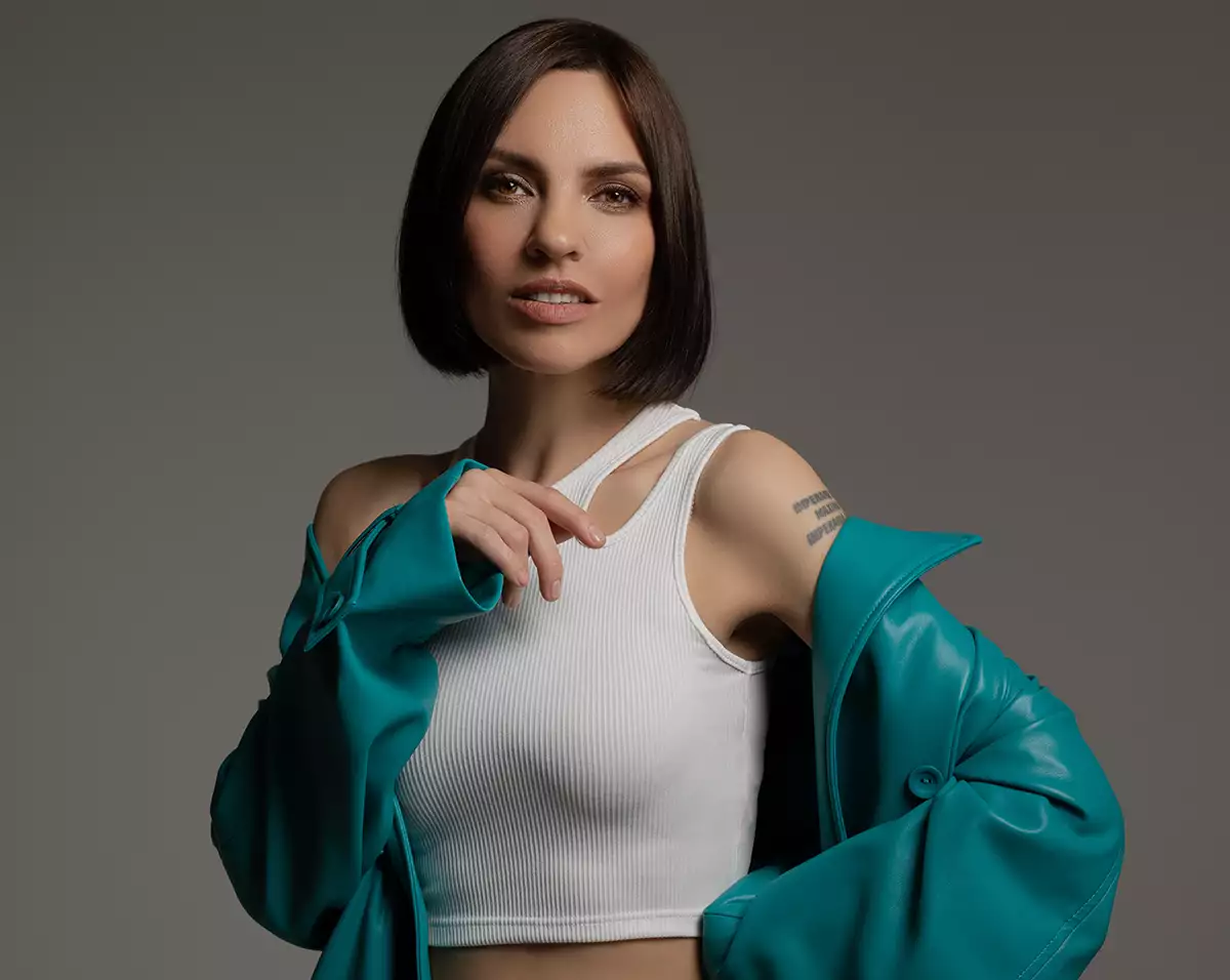 Сора Аои минет фотосы Теңіз жағасындағы қыздар минет жасап жатыр.