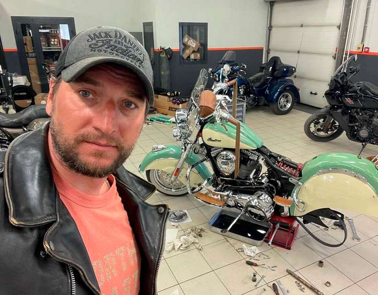 Устюгов увлекается мотоциклами и периодически совершает на них «дальнобои» по России