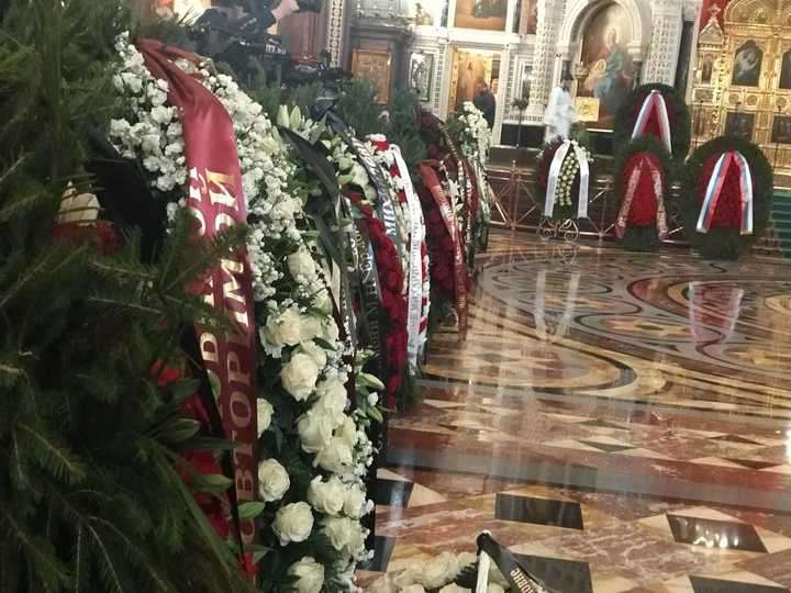 У гроба знаменитости стоят десятки венков У гроба знаменитости стоят десятки венков