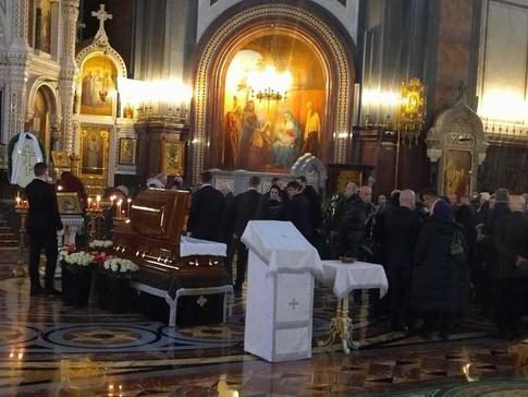 Прощание с Чуриковой завершилось: Панфилов сделал фото жены в гробу, а Миронов назвал ее «маяком добра»