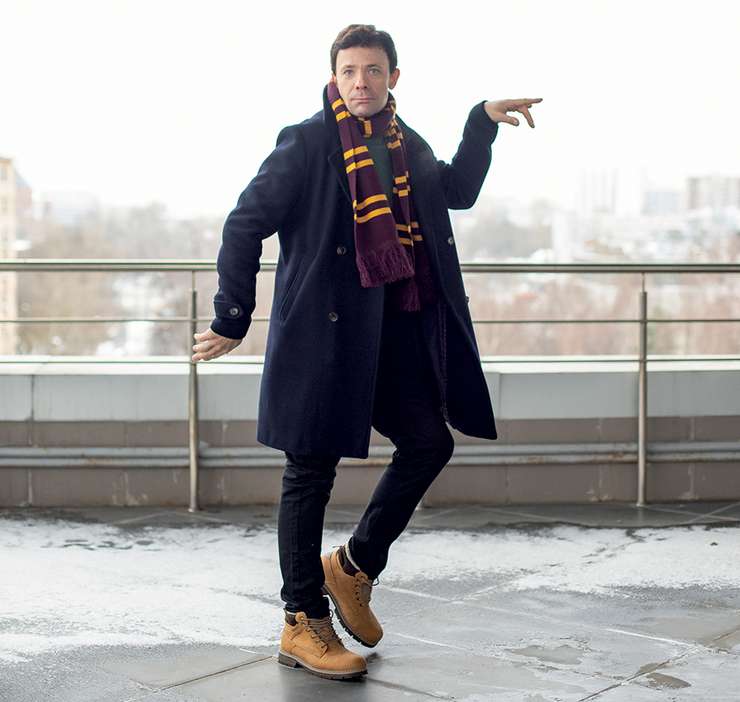 У актера хороший музыкальный слух. В детстве он пел в хоре, сейчас играет на гитаре, саксофоне, кларнете и ударной установке