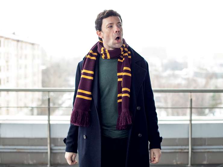 Помимо троих детей, жизнь делает веселой карликовый пудель по кличке Буба. Артем – собачник со стажем и в будущем планирует обзавестись еще и золотистым ретривером