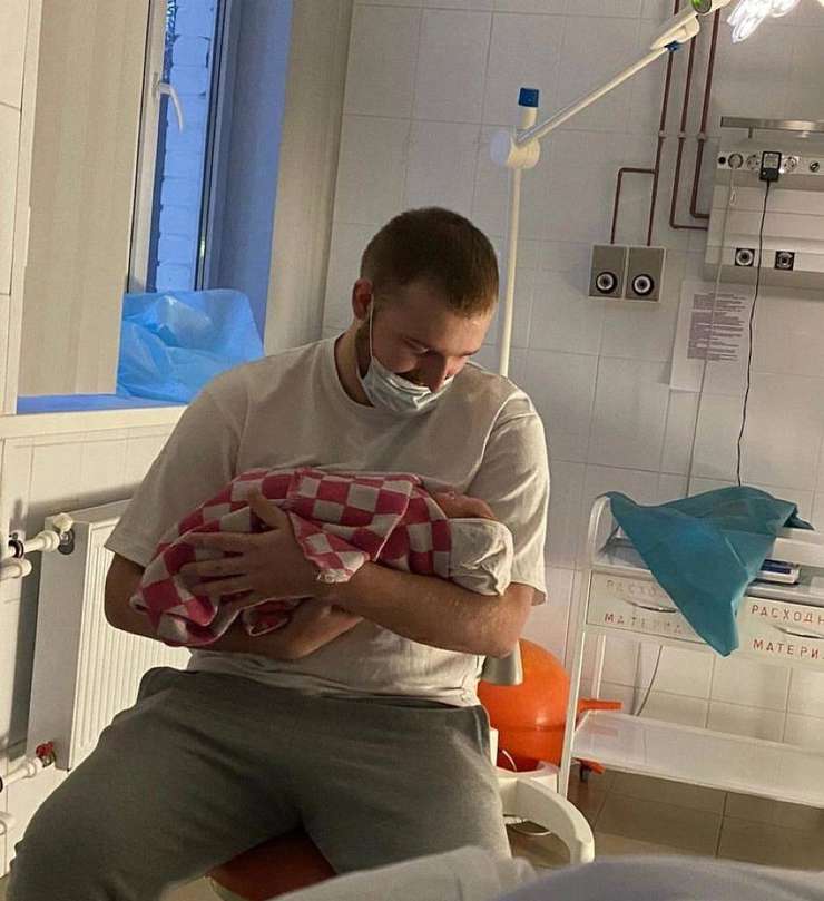 Анатолий Никитин держит на руках новорожденную дочь