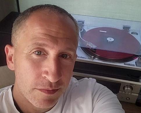 Самолет с Оскаром Кучерой совершил экстренную посадку из-за угрозы заминирования